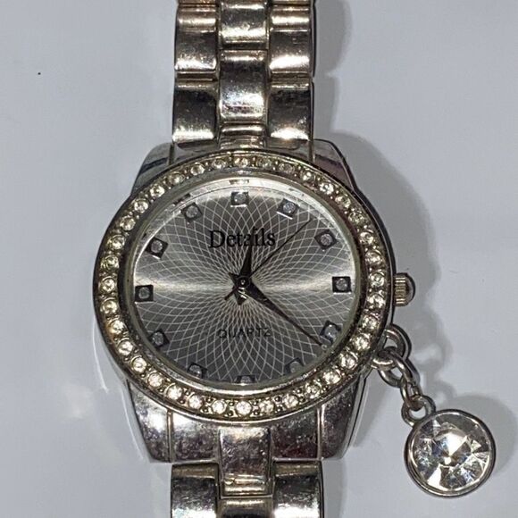 Details Women's Silver Tone Chain Rhinestone Bezel Quartz Watch OS - Picture 3 of 10
